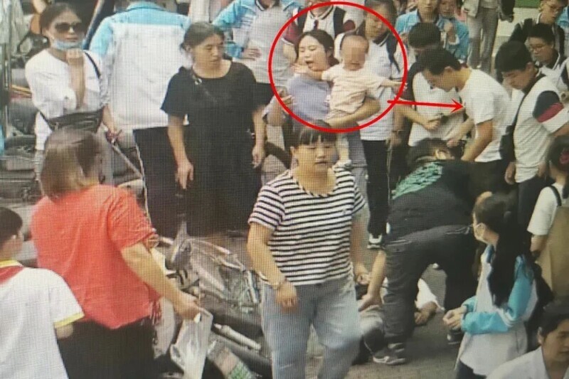 推荐|奶爸医生为救人将孩子塞路人怀里,孩子哭闹得厉害,都没敢跟老婆说