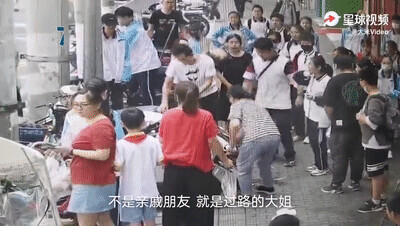 推荐|奶爸医生为救人将孩子塞路人怀里,孩子哭闹得厉害,都没敢跟老婆说