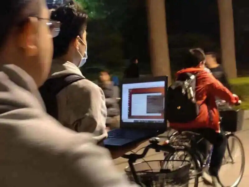 清华学生“边骑车边用电脑”走红,本人回应了