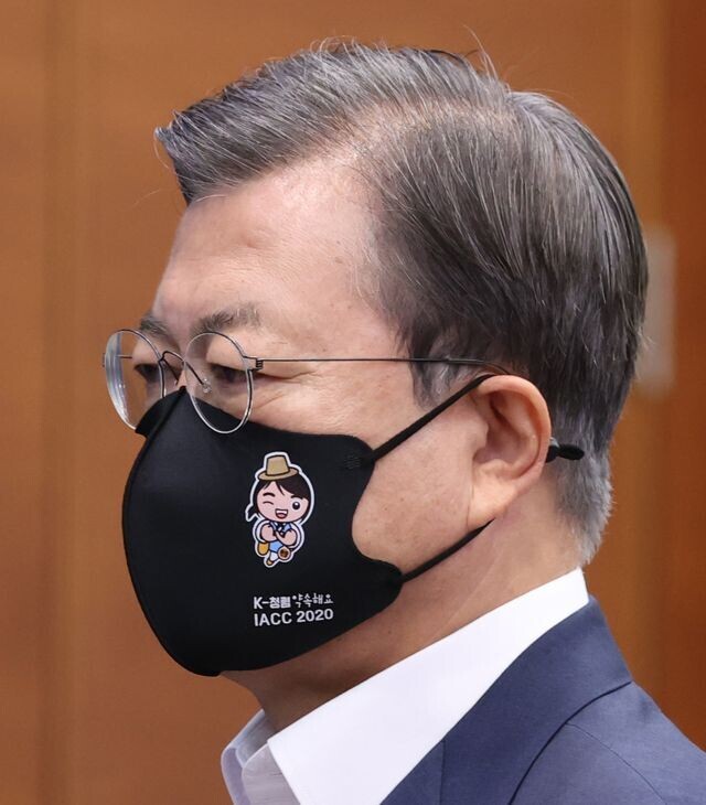 文在寅戴卡通口罩开会 上面写“清廉”二字(图) 海外网 2020-11-17 16:56 图片 文在寅17日戴卡通口罩出席会议(韩联社) 海外网11月17日电 17日上午,韩国总统文在寅参加青瓦台