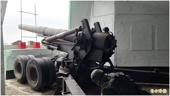 �馬祖防衛指揮部�北高守備大隊進行8寸榴砲射擊演練（圖片來源：台媒）