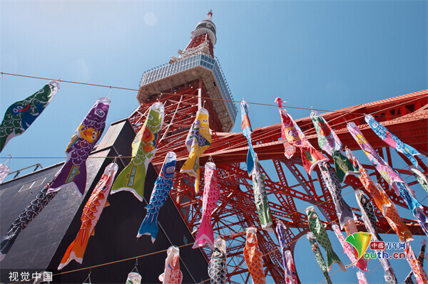 日本东京塔悬挂约1500条鲤鱼彩带庆祝男孩节