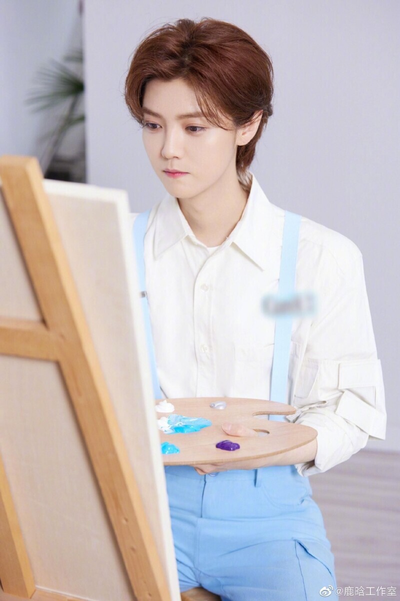 鹿晗画画文艺范足穿蓝色背带裤搭白衬衣好清新——中国青年网