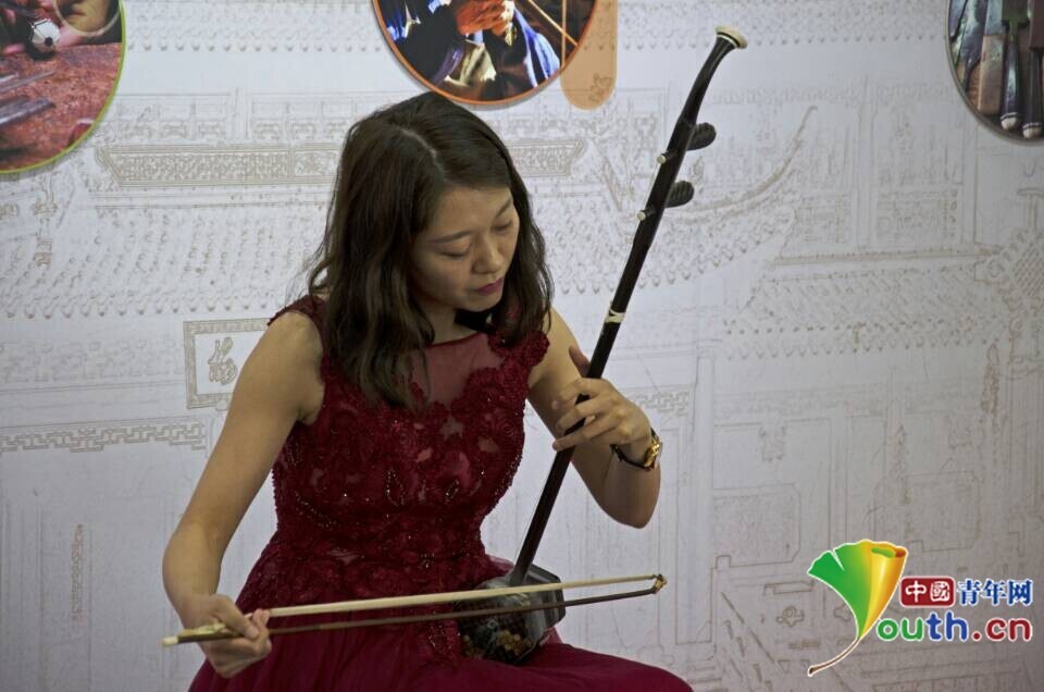 无锡梅村二胡亮相上海浦东国际机场二胡文化引关注——中国青年网