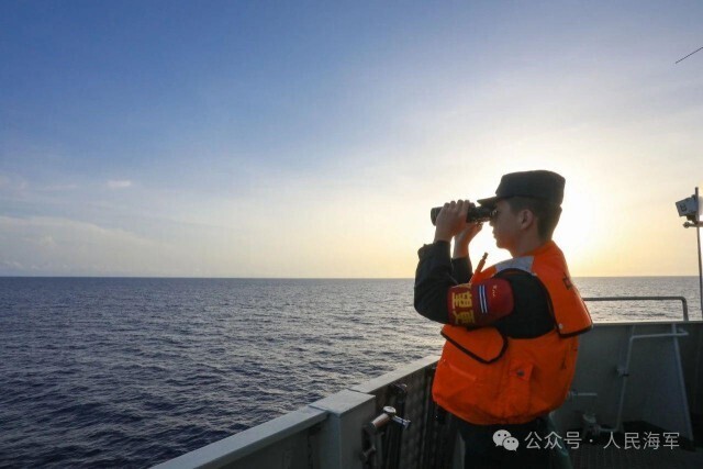 直击现场!中国海军完成两艘外籍船舶护航任务
