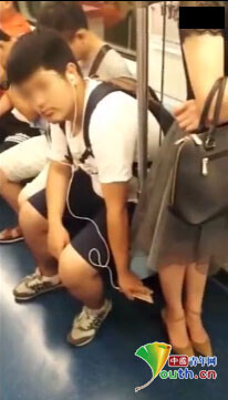 男子在地铁上将手机伸向女子裙底警方：正在调查——中国青年网