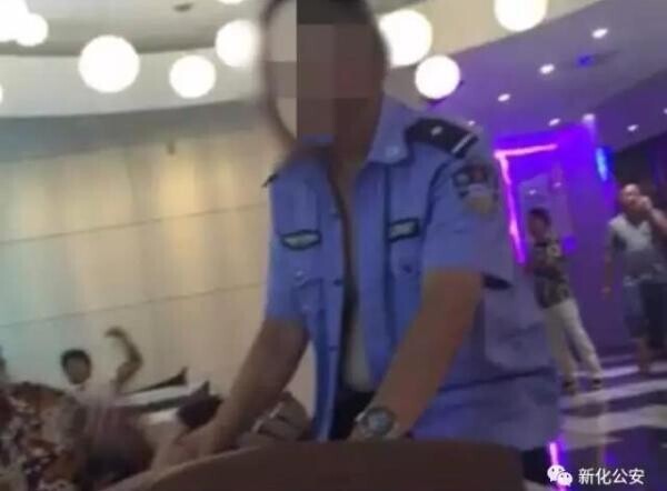 保安经理在娱乐场所穿协警服佩警衔被行拘五日——中国青年网