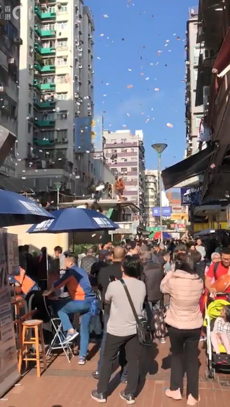 香港上演“天上掉钱”一幕引路人疯抢多人涉嫌违法——中国青年网