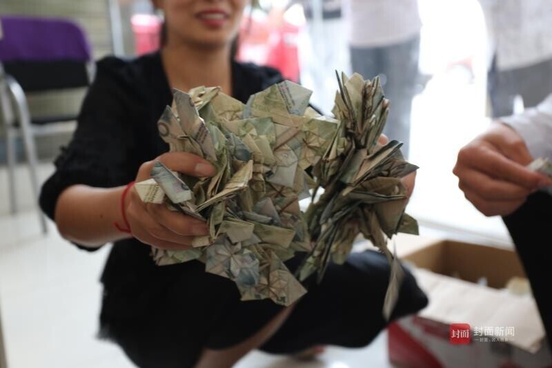 男子每天用11元钱为妻子叠爱心 6年凑钱买了车——中国青年网