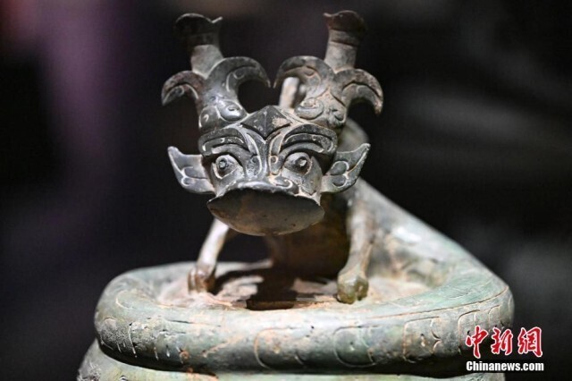 茶系黒色のドラゴン彫刻付き端渓の硯箱 茶系黒色 ドラゴン彫刻付き 端渓の硯箱 黒色のドラゴン彫刻付き端渓の