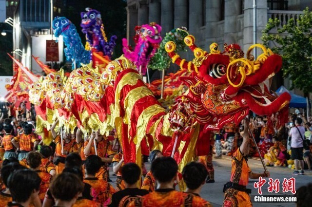 香港中环街头“中华龙狮大汇演”迎接国庆75周年——中国青年网