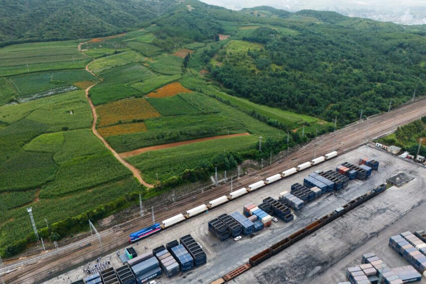 “陆良蔬菜号”中老铁路冷链班列首发 (1