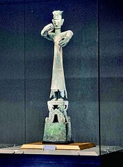 三星堆青铜大立人：铜像之王——中国青年网